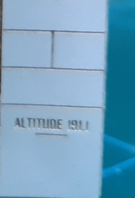 Parement d'angle avec inscription.jpg