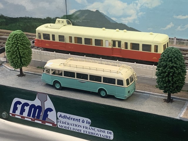 Le nouvel arrêt du car de Grenoble. Le Picasso est de RV zéro (ex AS) vendu en 3 rails.