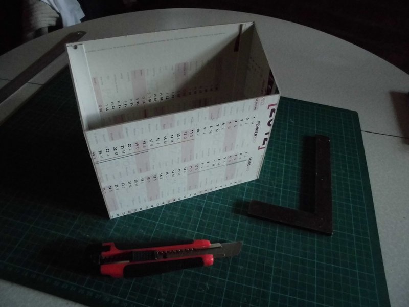 La structure en carton de calendrier.