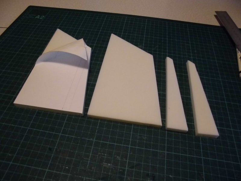 Les morceaux de carton plume sont découpés et pelés.