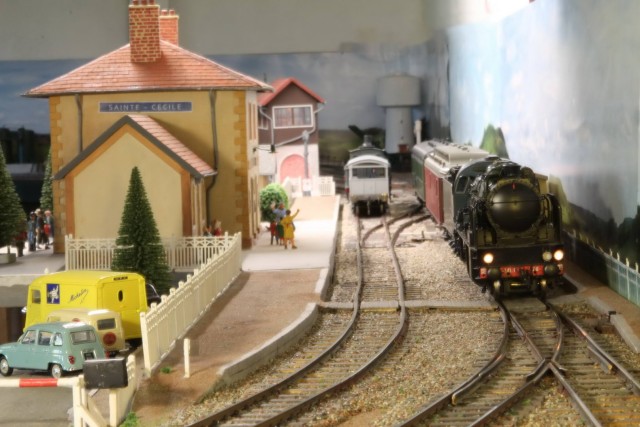 141F76 (AMJL) en gare tandis que le wagon VB part en inspection.
