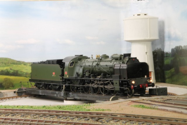 141F76 (AMJL) sur le pont tournant, &quot;digital&quot; avec le doigt ! Les Ho-iste reconnaitront le chateau eau Jouef, que je trouve gros pour du HO et petit pour du zéro !