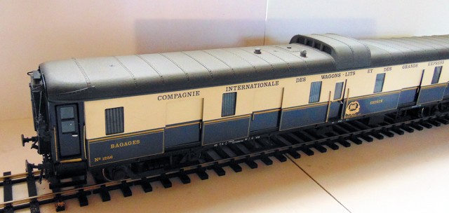Fourgon CIWL 4p bleu-creme Elletren-3w.jpg