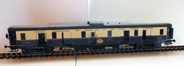 Fourgon CIWL 4p bleu-creme Elletren-5w.jpg