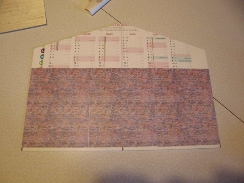 Les feuilles de papier sont collées à la colle en bombe.