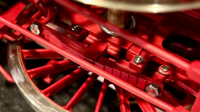 Les joints fixés avec des broches en cuivre ont été remplacés un par un par des vis et des écrous hexagonaux.