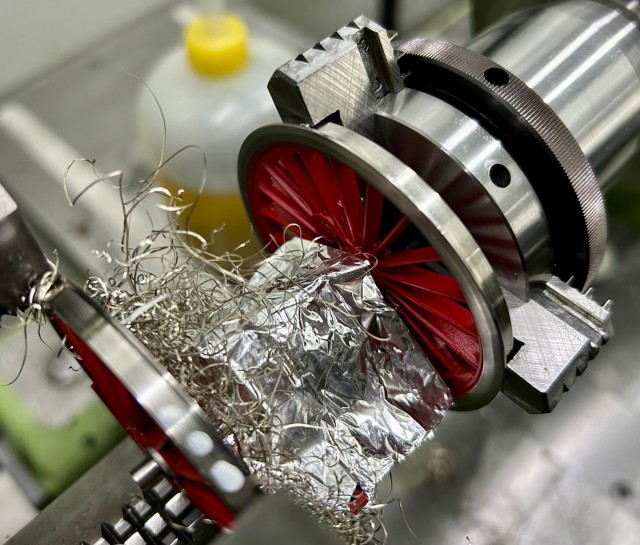 Il s'agit de la roue motrice, de 62,5 mm de diamètre. Je ne pouvais pas utiliser la découpe à l'huile car cela pourrait dissoudre la peinture rouge, j'ai donc choisi la découpe à sec. Même si j'ai soigneusement contrôlé les paramètres de coupe, j'ai quand même produit beaucoup de &quot;Spirales Inox&quot;