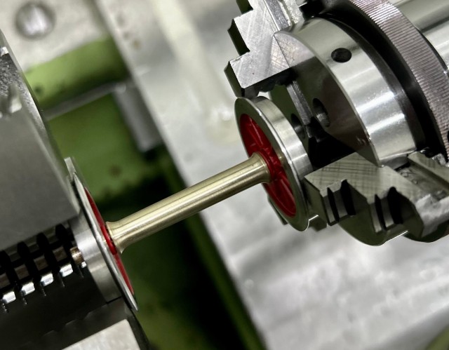 Ce n'est pas la première fois que je modifie les spécifications d'une roue, mais je reste extrêmement prudent ! Pour l'usinage de pièces de cette taille, il serait plus approprié d'utiliser un petit tour de précision, tel que CAZENEUVE HBX360, SCHAUBLIN 150, etc. Mais je n'ai qu'un grand tour d'une capacité de 2500kg, il est donc très important de contrôler la force du mandrin, sinon la roue sera déformée.