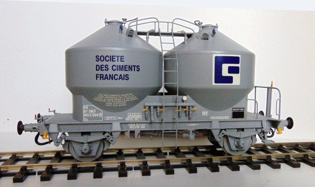 Wagon ciment à 2 silos ciment français UIC Jary-1.jpg