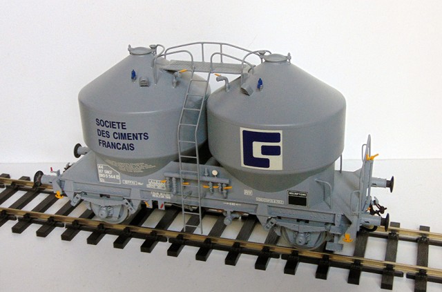 Wagon ciment à 2 silos ciment français UIC Jary-3w.jpg