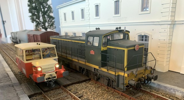 Devant la gare d'Ambroix en construction, draisine et BB63906 d'AMJL