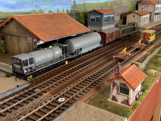 De CMF Di Stuardi, Aldo, le train désherbeur devant la halle ADZ.