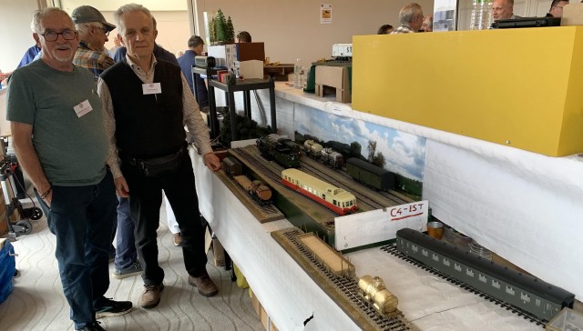 Jean-Louis M. et Bruno D. devant nos trains, au soleil !