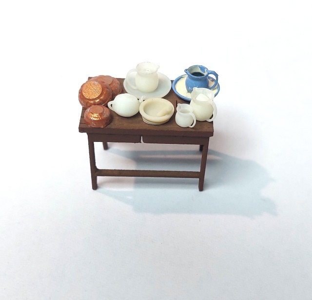 posé sur une table, cela donne une idée de la taille es objets - et la photo est une fois de plus intraitable pour des détails que l'oeil ne voit pas (mêle avec l'aide d'un labrador!)