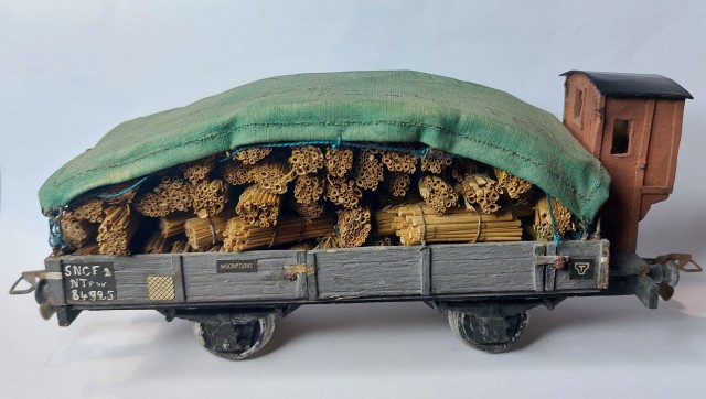 encore (ou déjà ?) en marquage SNCF, le wagon deviendra rapidement un &quot;vrai&quot; wagon NORD<br />les roues très grossières ne lui rende pas raison !<br />le wagon était chargé de cannes, assez finement réalisées en fagots.