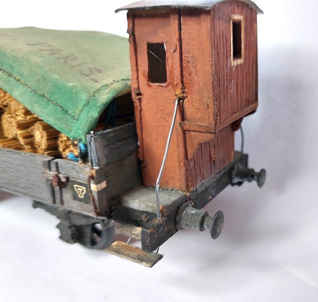 j'ai ajouté deux marchepieds en bout de wagon, manquants sur le modèle FOURNEREAU