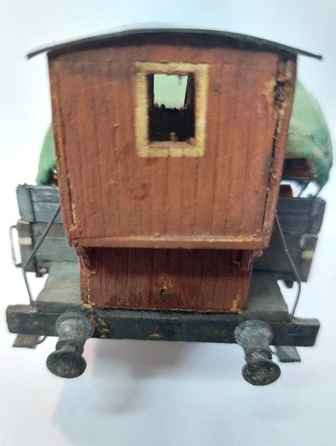 les mains montoires sur la plateforme avaient disparues et on été remplacées<br />j'ai également relevé le côté du wagon contre la guérite de deux planches, qui existent sur le wagon original et n'ont pas été traité sur le modèle FOURNEREAU...