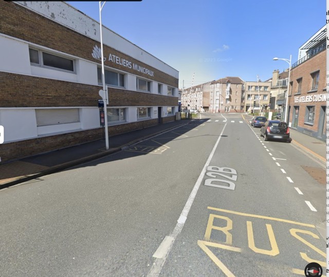 à droite sur la photo : y'a qu'une seule porte et faut sonner sur RMC59...