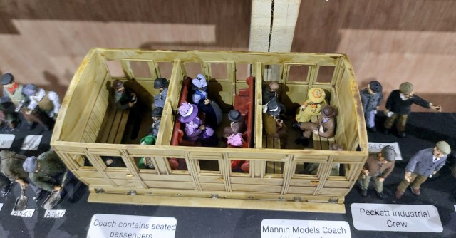 un certzain nombre de voyageurs assis sont disponibles en résine pour peupler les voitures...