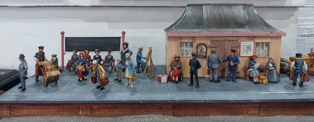 la guerre n'est pas la seule période traitée par PLM CASTAWAYS, et des scènes civiles en gare ont du succès. une multitude de personnages peuvent les peupler, ainsi que des employés du Chemin de Fer !