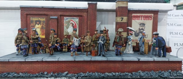Départ au front des engagés de la Grande Guerre, accompagnés par leur familles sur le quai de la gare