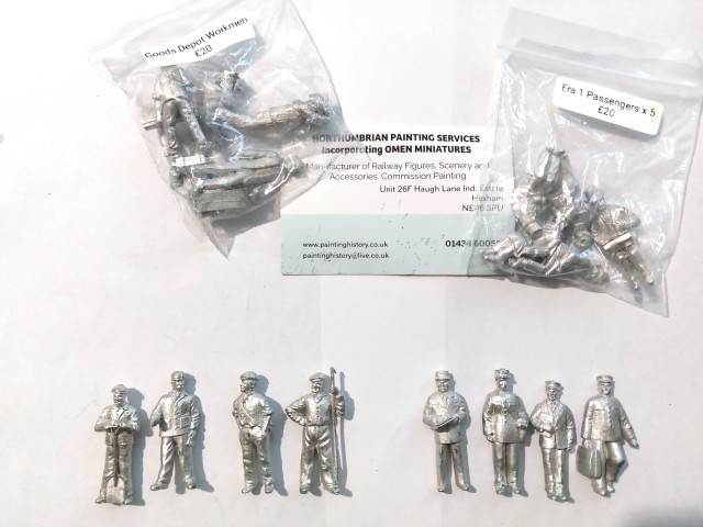 Ramené de la GUILDEX, une série de personnages (à peindre, mais disponibles tout peints !) de chez NORTHUNBRIAN PAINTING SERVICE – outre ses propres créations, il distribue les figurines OMEN – quelques figurines française (mais aussi néerlandaises et allemandes !) et CIWL. De gauche à droite : deux mécanicien et chauffeur, deux ouvriers de la voie, quatre employés des wagons-lits. Au-dessus à gauche : un lot de 5 personnages (anglais) de halle marchandises. A droite : lot de 5 voyageurs de la deuxième moitié du XIXème siècle ! (£20 le blister de 5 figurines en lot)