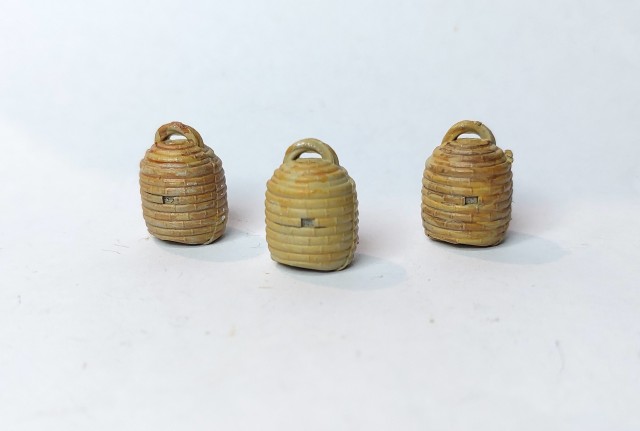 Pour £3 le lot de 3 ruches anciennes en métal blanc, Pierre s’est empressé de les peindre afin de les présenter lors de la réunion régionale !