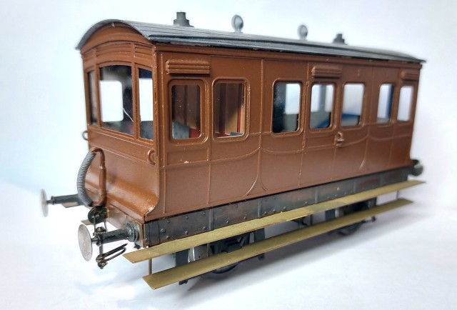 Lors de la visite chez ELLIS CLARK, Pierre a acquis cette voiture ancienne d’origine confuse – la vraie, pas le modèle qui es un kit EAST SUSSEX RAILWAY – vendu comme voiture-salon construite sur la demande de la Reine Victoria vers 1850. Quelques doutes sur la couleur !