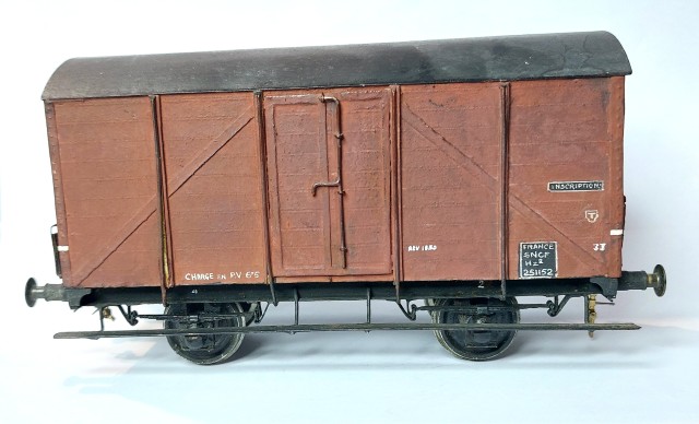 Trouvé par Pierre sur un site d’enchère connu, ce wagon transport d’autos du PLM devra être repeint en version PLM d’origine. Il fait partie d’une série J 39801 à 39910. Il s’agit d’une fabrication artisanale (inconnue) des années 50. A noter que les tampons sont à ressors et les essieux réellement suspendus avec lames de suspension flexibles ! Seuls les portes-lanternes seront à changer, et des chaines de sécurité à ajouter.