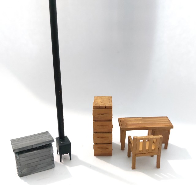 Pour moins de £5 lors de la GUILDEX, Pierre n’a pu résister à cet aménagement pour bureau en découpe LASER pour un petit bureau. Une chaise, un classeur à tiroirs, un bureau, un poêle et un coffre à charbon ! il a réussi à les assembler, et les peindre pour la réunion !