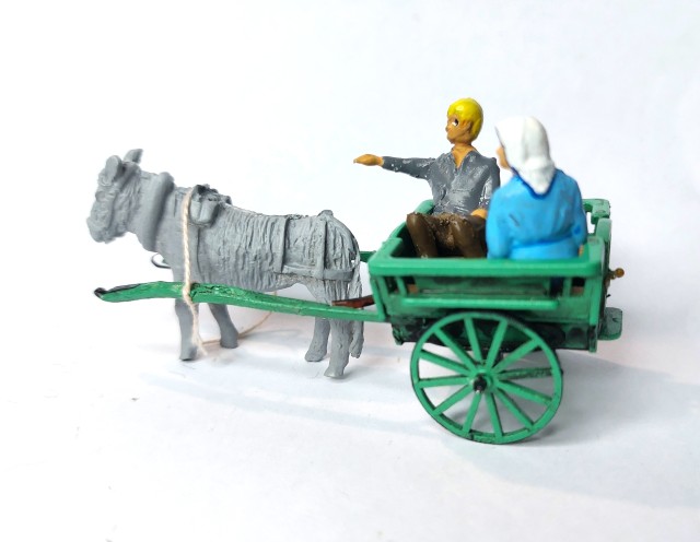 Présentée sur le FORUM du Zéro il y a quelques temps, Pierre a trouvé un âne pour tirer la charrette de la gouvernante (Petite Properties – les figurines sont des STARLUX modifiées), chez PLM CASTAWAYS. Lorsqu’il a été questionné, Philippe a mis moins de 20 secondes à proposer l’animal !