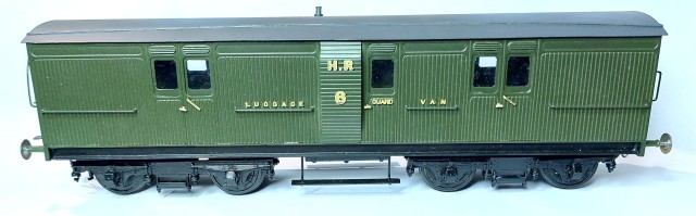 Lors de sa visite chez ELLIS CLARK, Pierre a découvert quelque matériel HIGHLAND RAILWAY de diverses production. Le fougon pour trains de marchandises GOODS VAN #47 est de conception et fabrication ancienne, quand les Fourgons voyageurs 6 et 12 sont bien plus récents (et moins mastoc). Le fourgon a essieux mérite de remplacer son marchepieds inférieur, ce qui sera fait rapidement. Enfin la voiture de 3ème classe est de même nature. Curieusement, Pierre possède maintenant plus de fourgons HR que de voitures voyageurs !