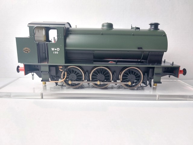 Sortie il y a peu chez DAPOL, cette J94 en livrée WD a servi sur les ports de la Manche au moment du débarquement. Certaines ont traversé vers la France, et certaines ont poursuivi leur vie sur quelques secondaires du Nord de la France ou dans des usines (telle que celle SIMCA comme Jean-Marc COUDERT l’a réalisée sur le FORUM du ZERO <br />Pierre a acquis cette machine chez RAILS OF SHEFFIELD avant de se rendre à la GUILDEX, début septembre.