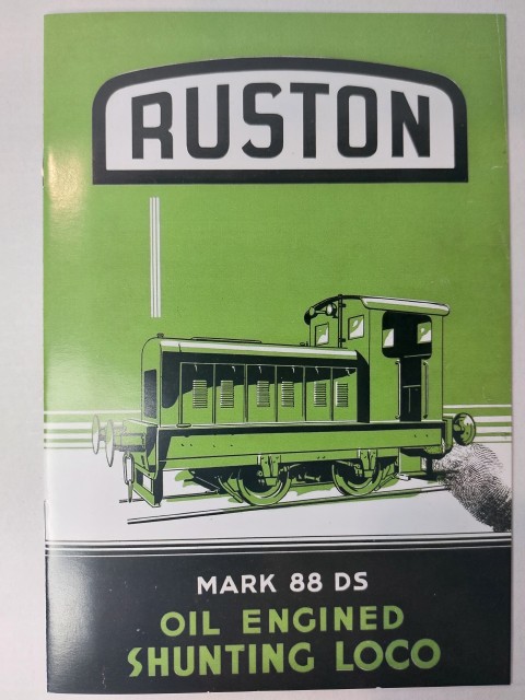A l’occasion de ses 60 ans, les copains du Bureau du Comité NORD de l’UAICF ont souhaité faire une surprise à Pierre en lui offrant un diesel de manœuvre de marque ACCURASCALE. Il s’agit d’un locotracteur RUSTON 88DS en livrée bleu BR utilisé par le National Coal Board.