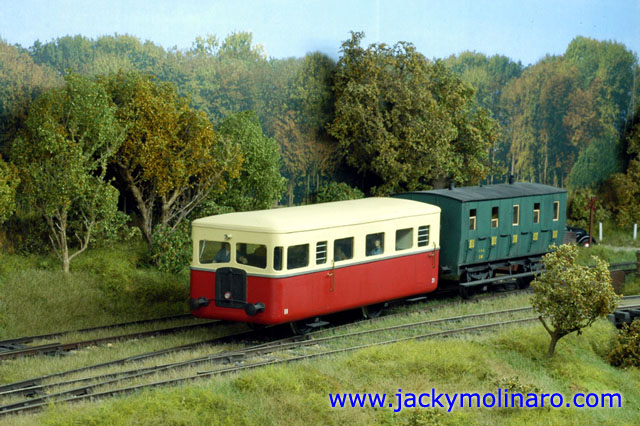 Autorail CGL 211 avec voiture arrivant en gare.jpg