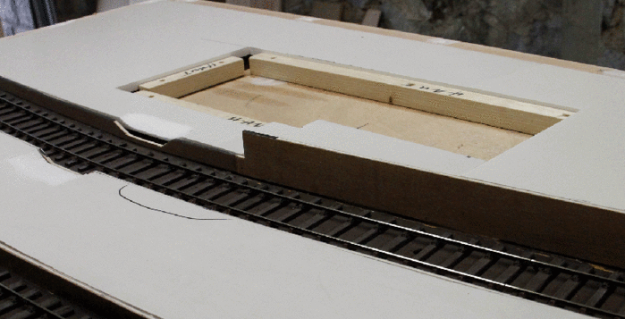 socle-gareFOW.gif